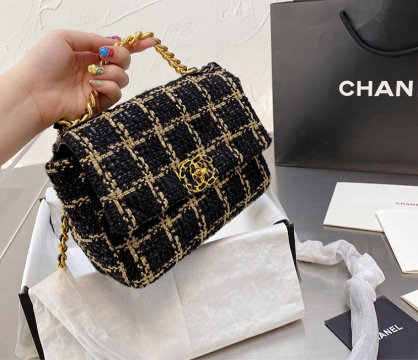 Black/gold woman shoulder Chanel handbag