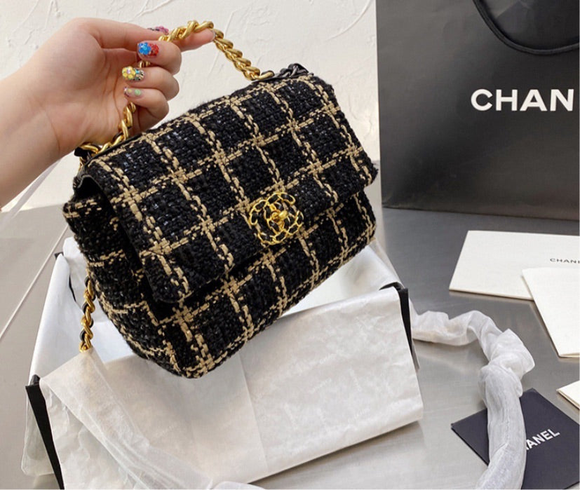 Black/gold woman shoulder Chanel handbag