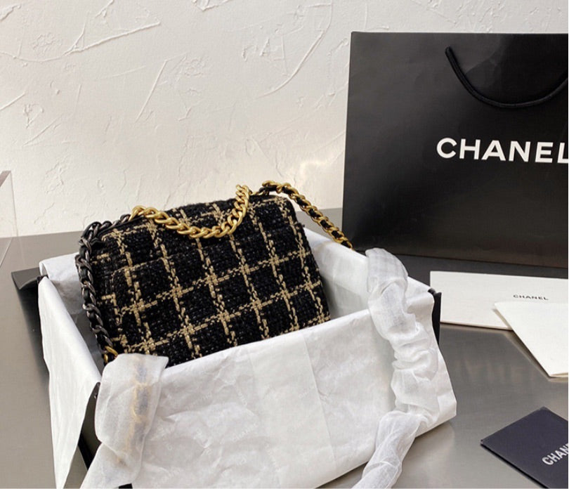Black/gold woman shoulder Chanel handbag