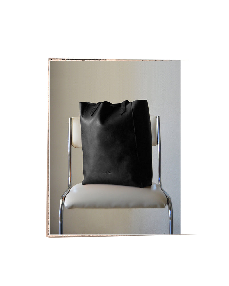 Classic Tote in Black from Canussa